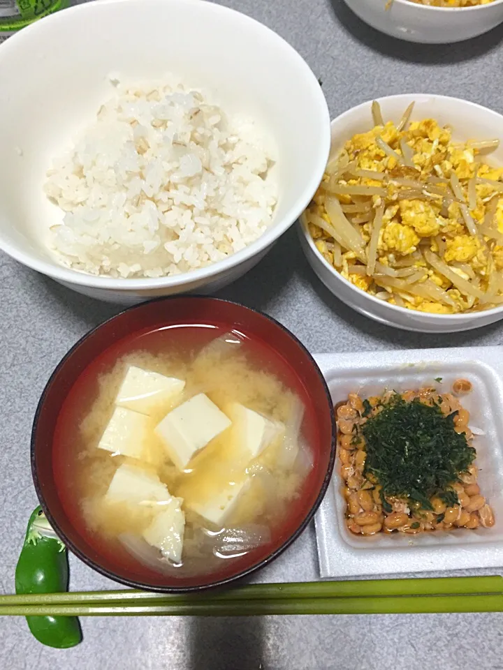 玉ねぎ豆腐味噌汁、玉子モヤシ炒め、麦飯、地海苔のせ納豆|ms903さん