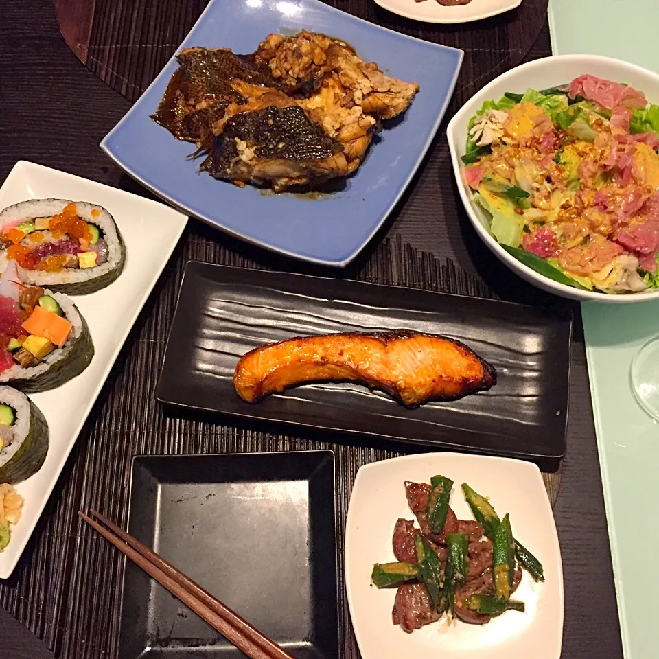 タイムセールで半額だった子持ち鰈♡煮付け美味しい😋
鰈の煮付け、鮭の西京焼き、生ハムサラダ、ハツのガーリック炒め、太巻き|satomicanさん