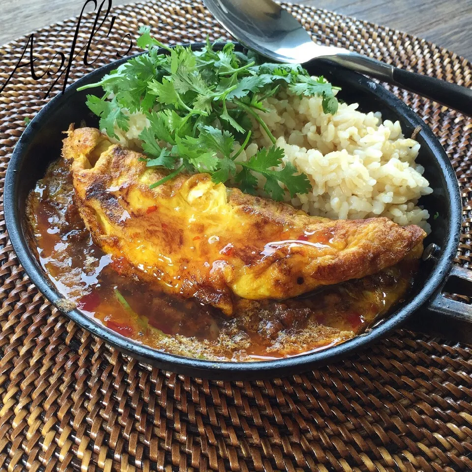 カレーそぼろのスキレット_オムライス|アズフラさん