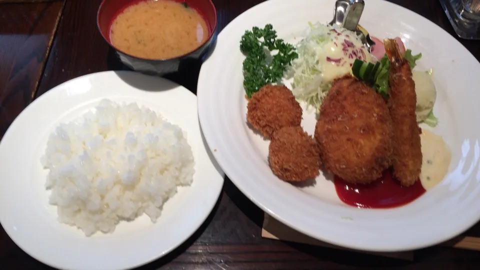 Snapdishの料理写真:大阪 住吉大社近く
やろくの限定定食（たまごコロッケ、エビフライ、帆立フライ）|おっちさん