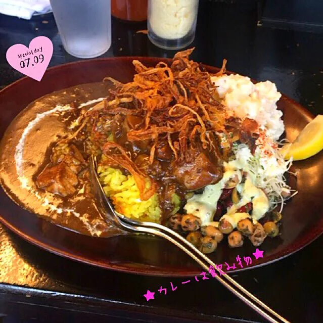 Snapdishの料理写真:★☆休日ランチ☆★カレーは飲み物の黒豚カレー♪無料トッピング！ポテサラ＆フライドオニオン＆豆サラダ♡|さとみさん