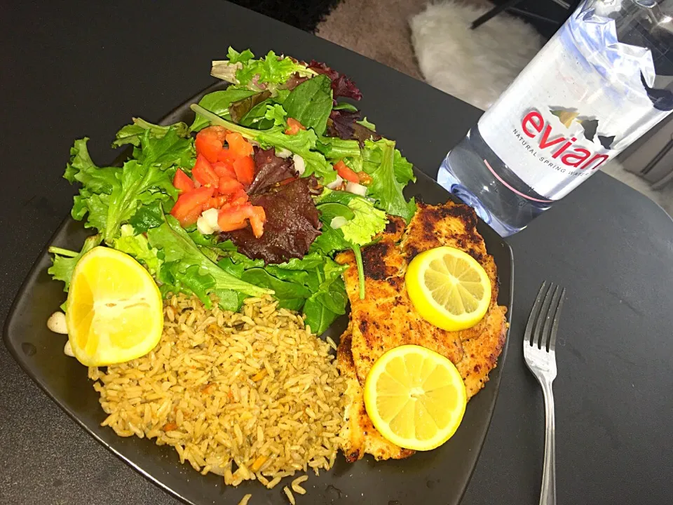 Snapdishの料理写真:Lemon pepper chicken, brown rice and side salad|amandaさん