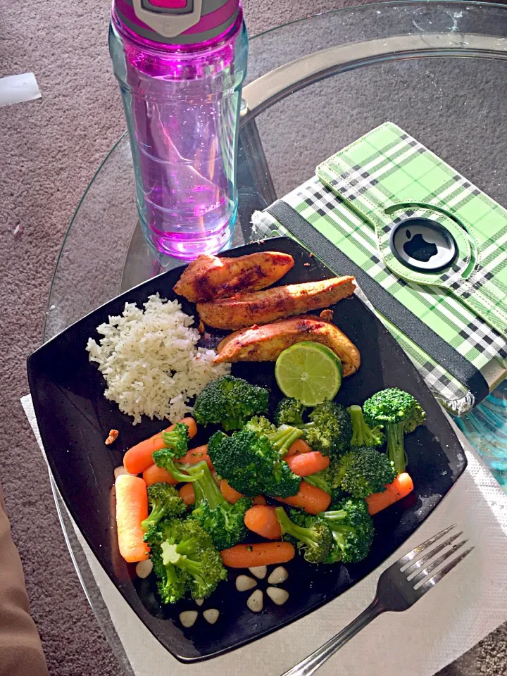 Snapdishの料理写真:Taco lime chicken, garlic lime rice and mixed veggies|amandaさん