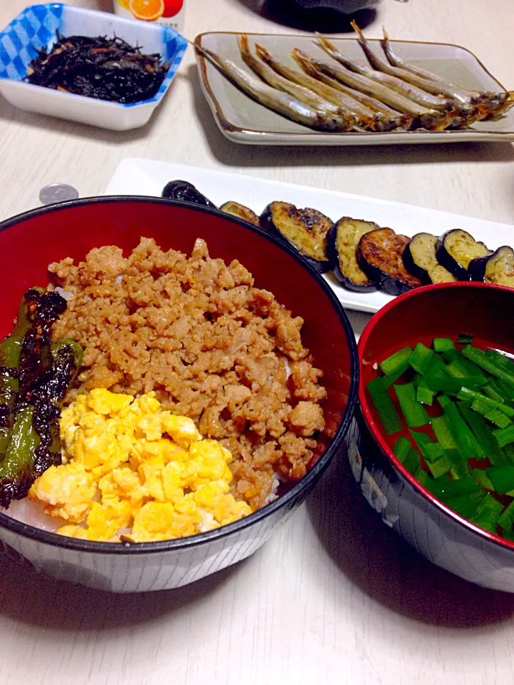 そぼろ丼とニラかまスープ、なすのカレーマリネ。49円ししゃも|あやにん食堂さん