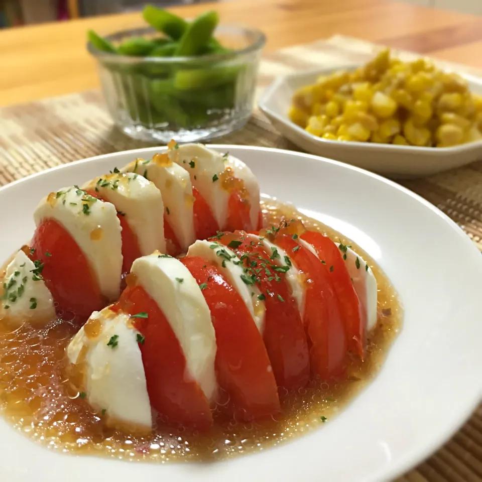 Snapdishの料理写真:夏野菜のおつまみ カプレーゼ 枝豆 生とうきびバター醤油|sayaさん