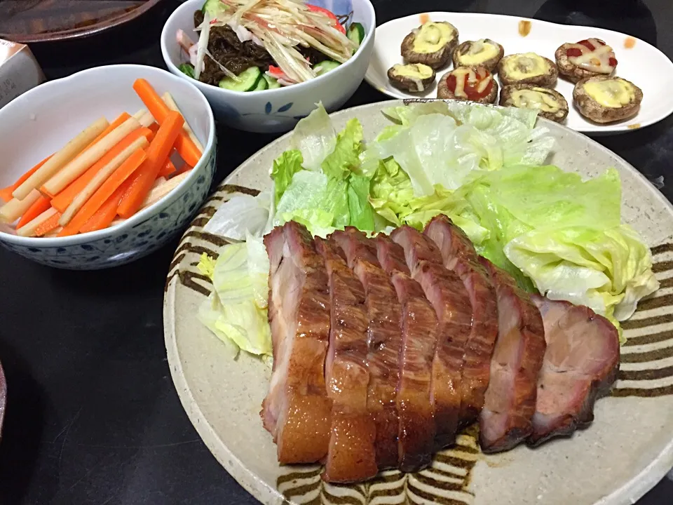 Snapdishの料理写真:7月9日晩ご飯。間違いなく美味しい戴き物の神戸屋の焼豚❤️人参とごぼうのピクルス、もずく酢、椎茸の柚子胡椒マヨチーズ焼き、お味噌汁|あやさん