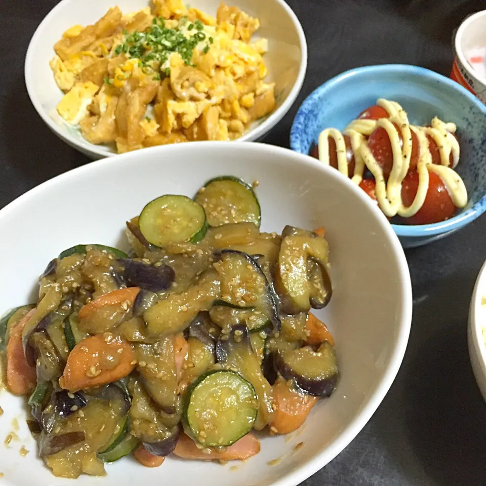 今日の晩ご飯は、なすとズッキーニとウインナーの胡麻味噌炒め、おあげさんの甘辛たまごとじ、フルティカトマト。|ゆえさん