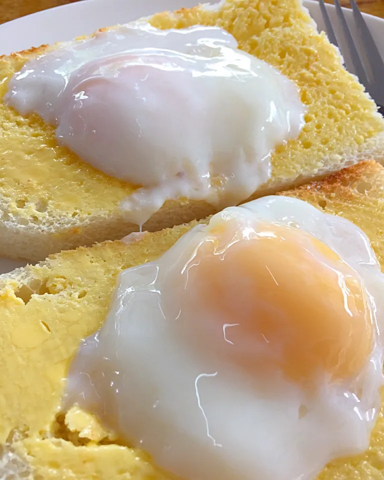 Life's little bliss. Eggs on my toast.|Amy Aliyyaさん