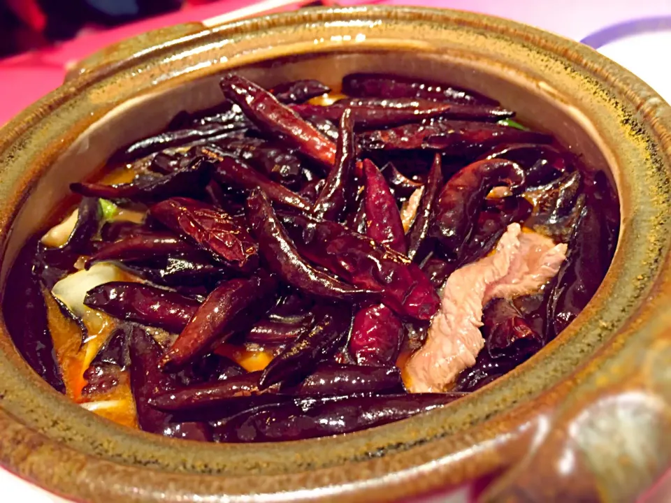 本日の黒ミサの最強の逸品🍲牛肉の煮込みスープの上に大量に乗っているのは🌶大量の唐辛子🌶どす♨️粒花椒もたっぷり入っている逸品どす🌶|にゃあ（芸名）さん