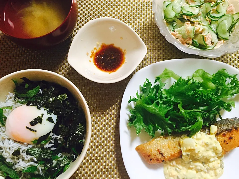 Snapdishの料理写真:しらす丼
鮭のムニエル  タルタルかけ
ツナキューリサラダ
味噌汁|さえさん