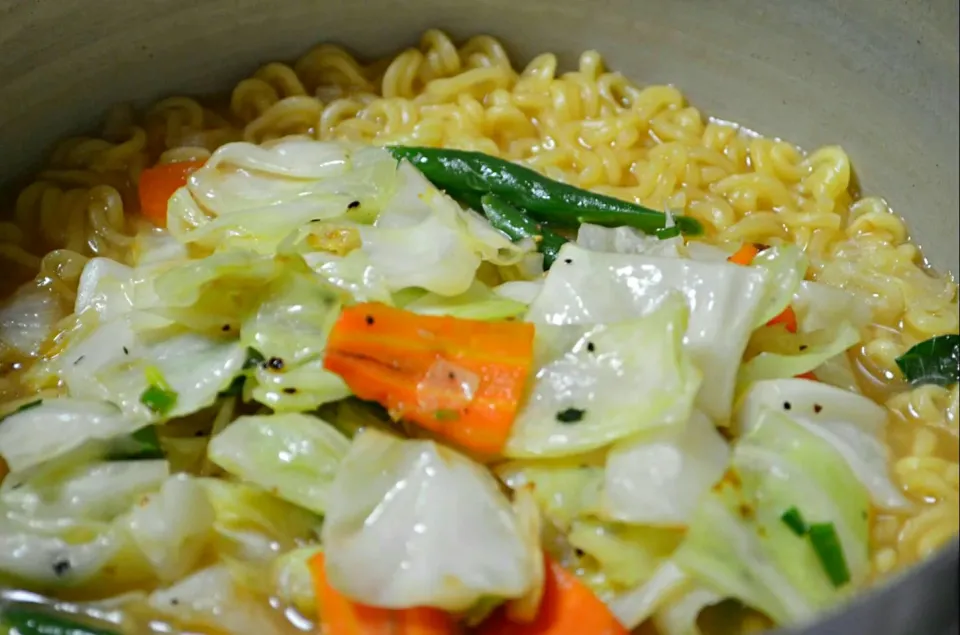 インスタントラーメンに野菜炒め乗せ♪|深夜特急fさん