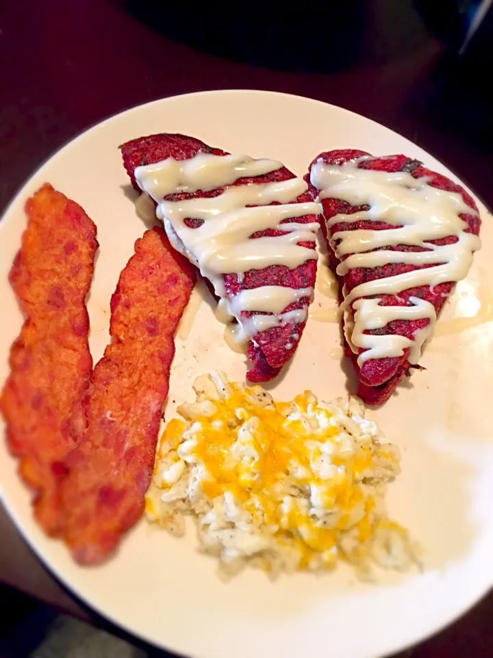 Vanilla Cheesecake stuffed Red Velvet French Toast, scrambled egg whites with cheddar jack cheese and chicken bacon|ThaVirgo86さん