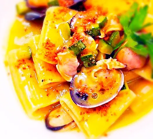 Paccheri with Clams, Mussels and grated Bottarga|laura giardinaさん