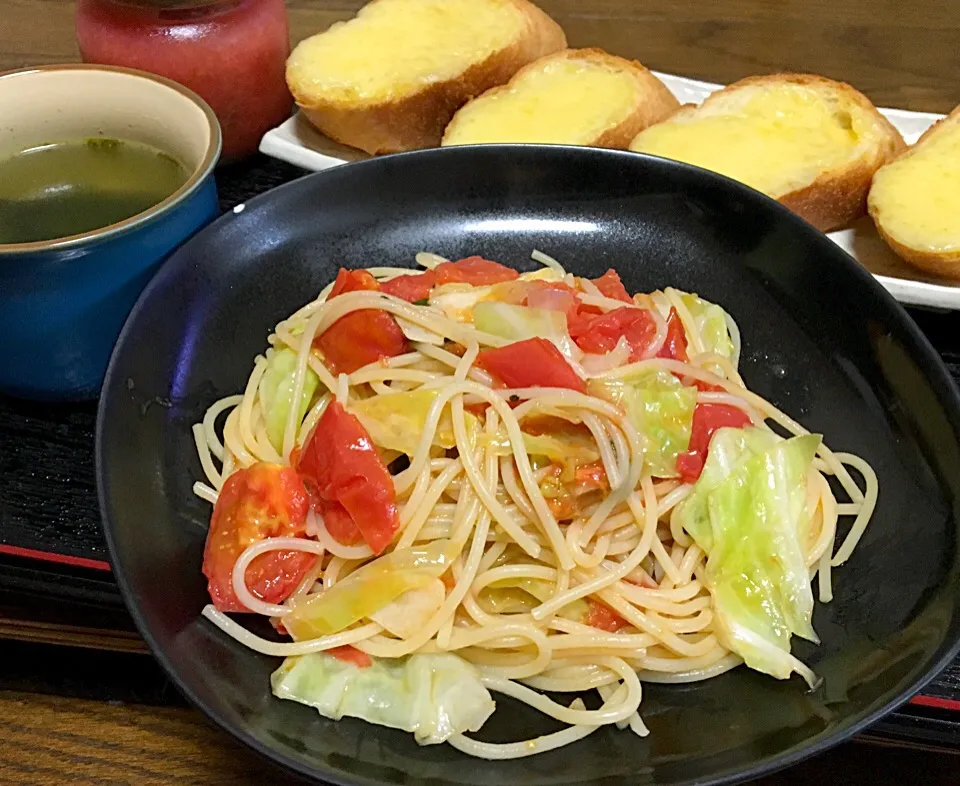 昼ごはん トマトとキャベツと大葉のスパ  
コンテチーズトースト＆プラムジャム、ジェノバソース わかめスープ|ぽんたさん