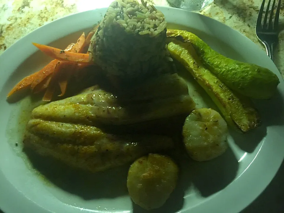 Walleye fish with scallops squash carrots rice|Ken Dillさん