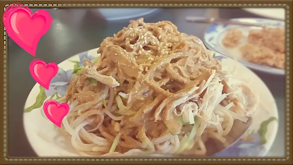 On a hot summer day, it's perfect time for a big plate of Cold sesame noodles at Tai Ke 台客restaurant in St. Louis, MO, USA.|Jihollandさん