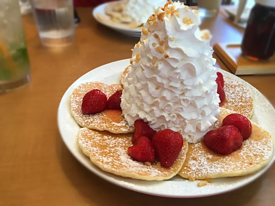 Strawberry, Whipped Cream and Macadamia Nuts|hirotomoさん