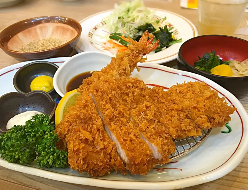 Snapdishの料理写真:営業マンの昼ごはん   ロースカツ  海老フライ  サラダバー  ドリンクバー  カレー  味噌汁など|ぽんたさん