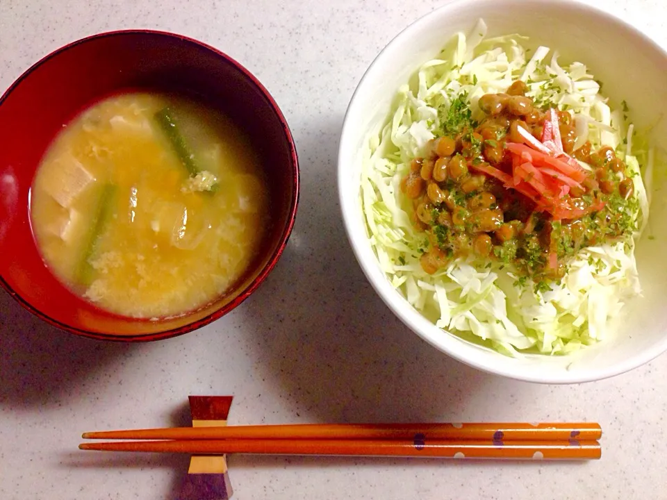 納豆キャベ丼とお味噌汁|しょう子さん