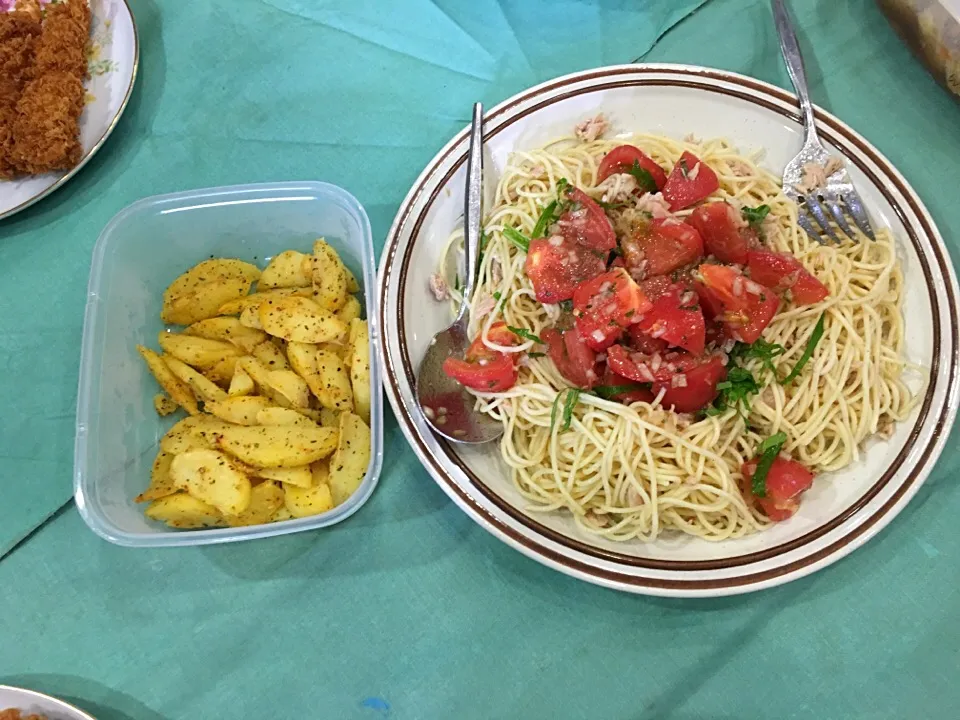 持ち寄りランチに冷製トマトパスタとポテトのアンチョビソテー（≧∇≦）|Satokoさん