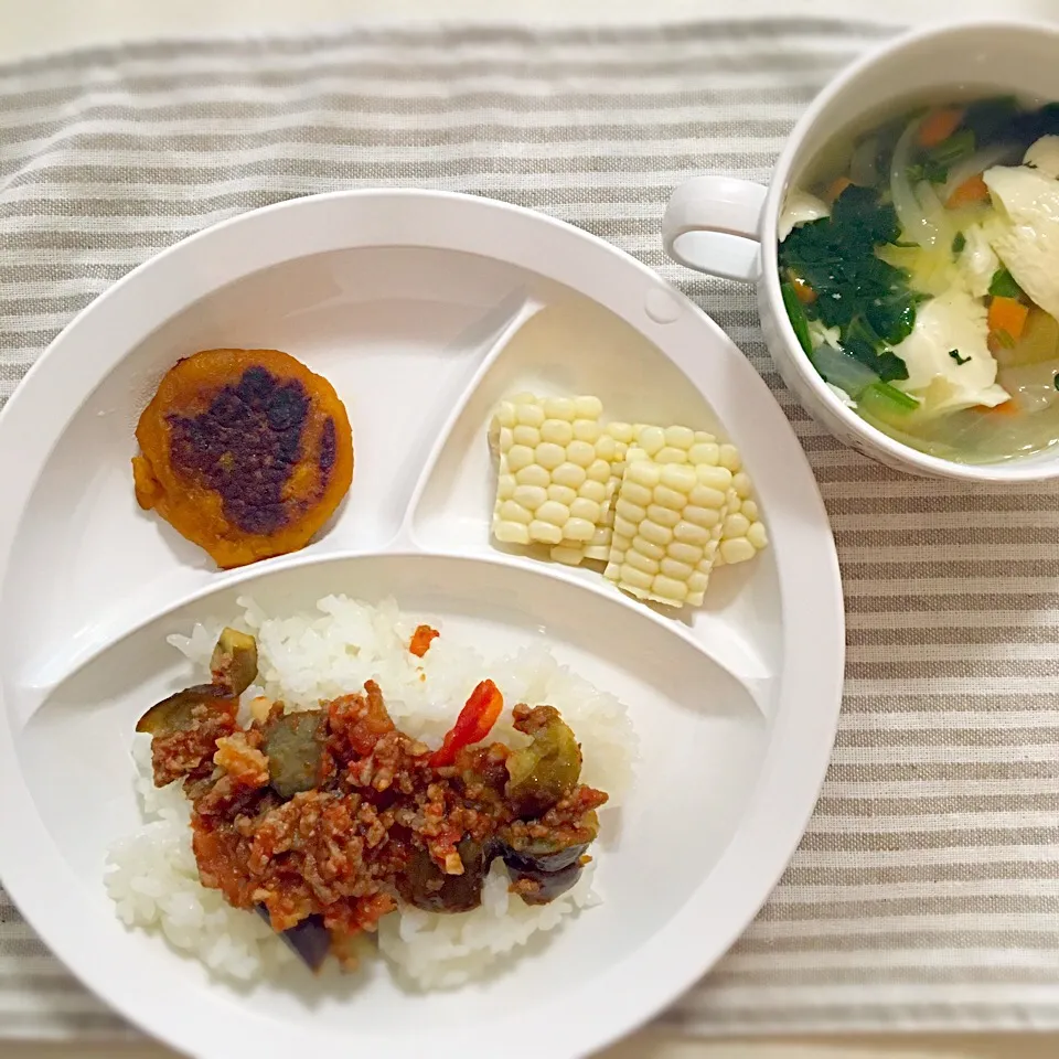 息子ご飯/なすとひき肉のトマトソース、とうもろこし、かぼちゃのおやき、味噌汁|にゃろめさん