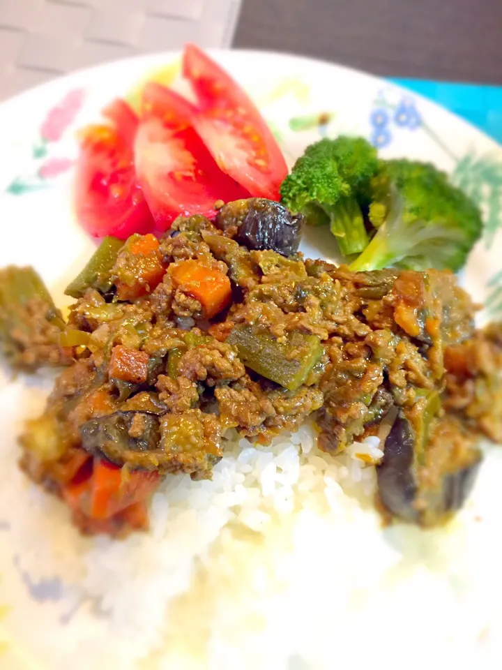 Snapdishの料理写真:夏野菜ドライカレー！トマトとブロッコリーは付け合わせ、カレーには玉ねぎ、人参、ナス、オクラ。美味しくできました❤️|うきさん