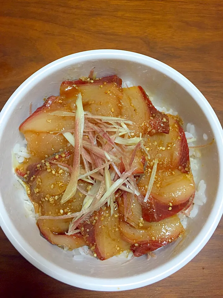 Snapdishの料理写真:ぶりの漬け丼🐟|かおりんさん