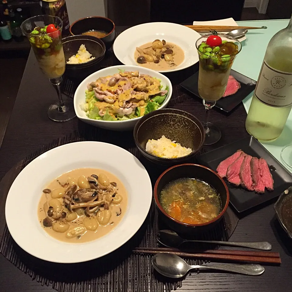 作りすぎちゃった😅ポルチーニ茸のニョッキ、とうもろこしご飯、鱈の中華風スープ、ローストビーフ、冷しゃぶサラダ、枝豆ジュレ乗せ玉子豆腐|satomicanさん