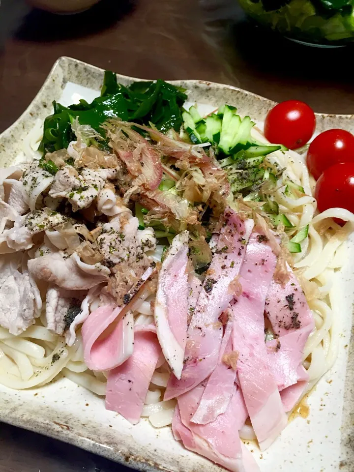 夏はさっぱり具沢山の冷やしうどん🎵|tachiさん