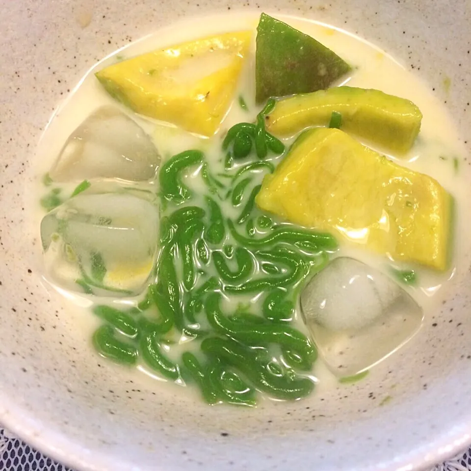 Lod Chong Dessert in Coconut Milk with Avocado/ ลอดช่องอโวคาโด|SaSaさん