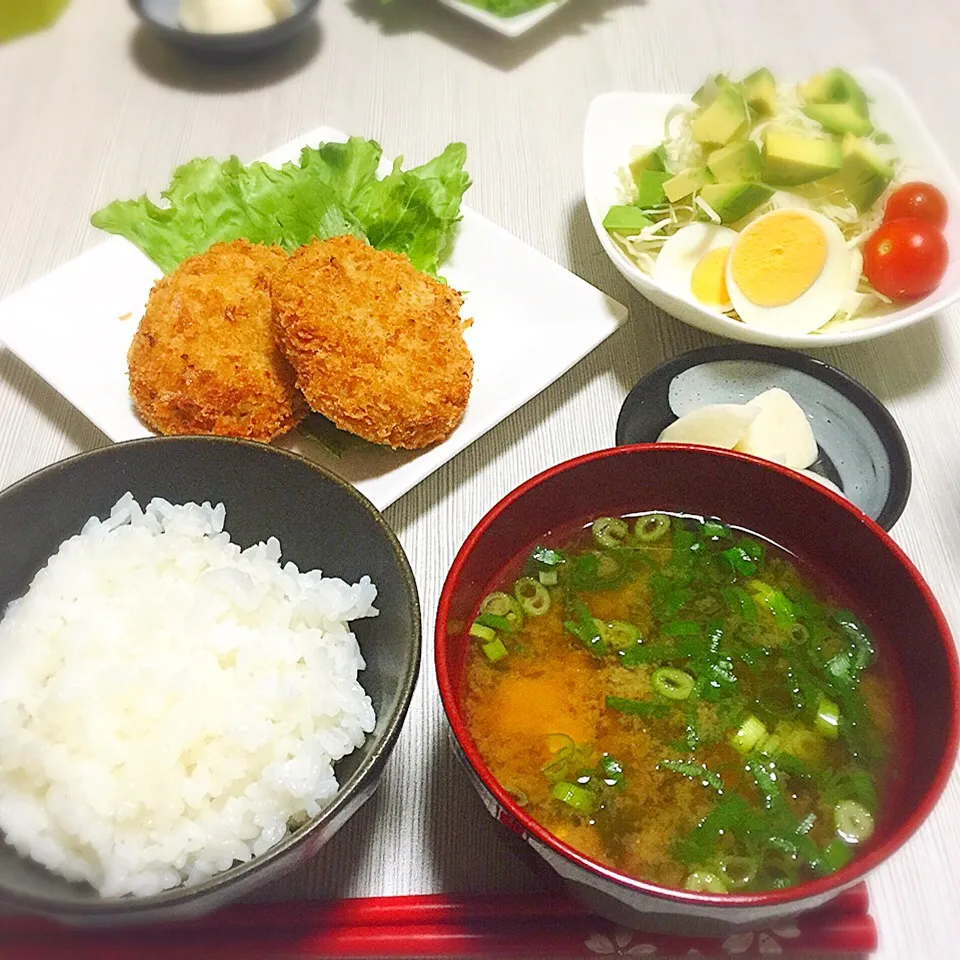 Snapdishの料理写真:おうちごはん

#お肉たっぷりコロッケ
#アボカドサラダ
#お味噌汁|なっちゃんさん