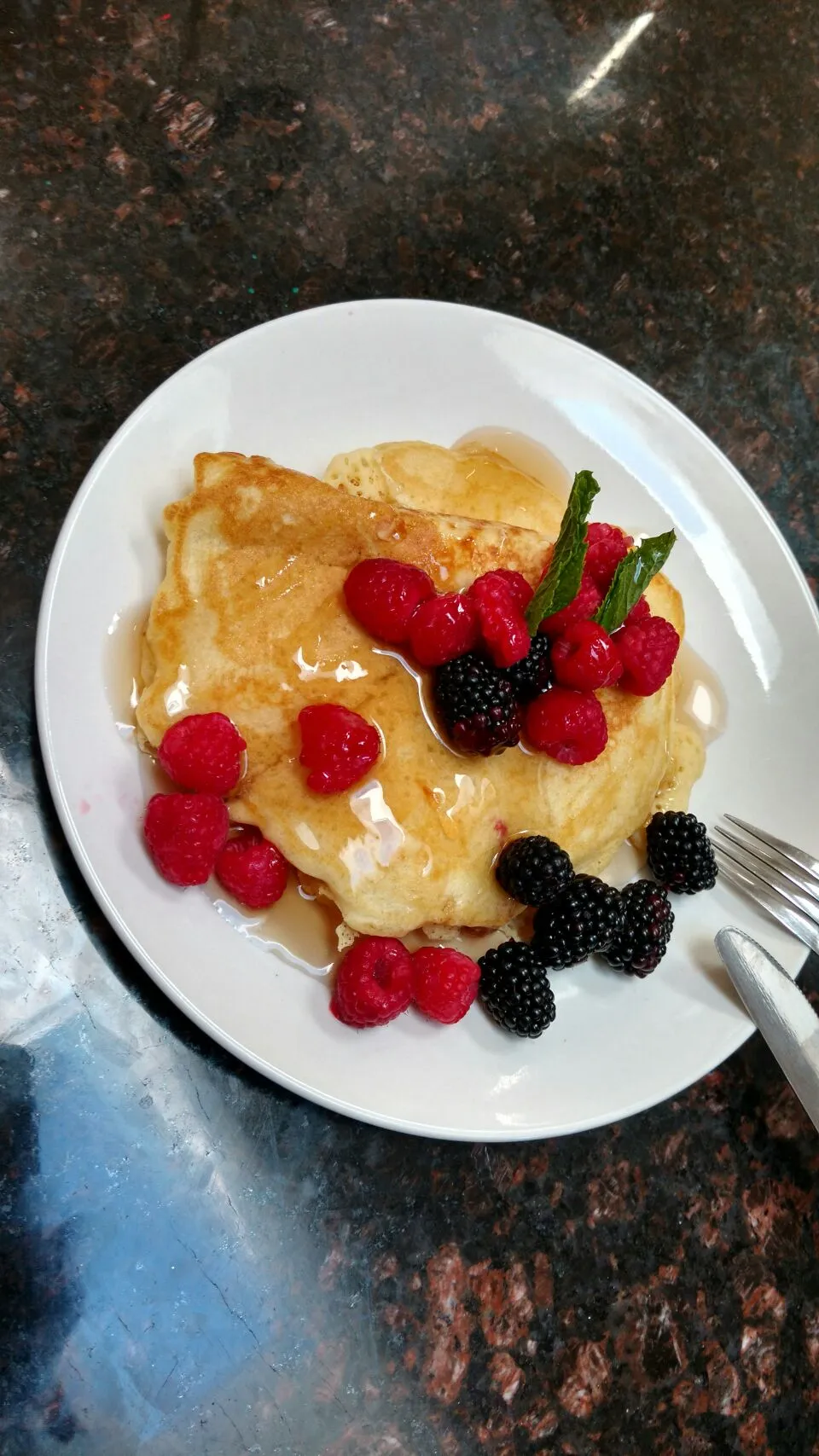 buttermilk pancake with berries and syrup|paulaさん