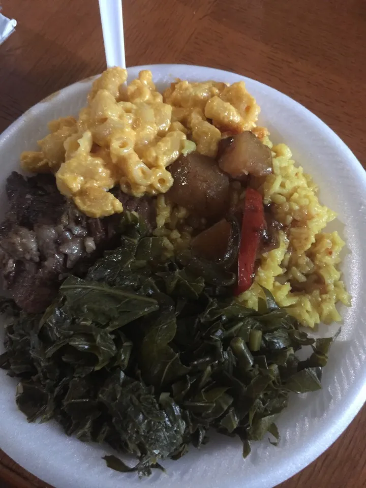 Pot roast, yellow rice, baked mac & cheese, collard greens..|Richard Thompsonさん