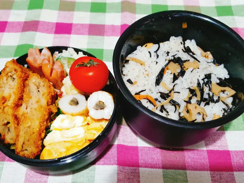 お弁当。ひじきご飯とコロッケとポテトサラダとごぼ天と出し巻きとウインナー。|エリカさん