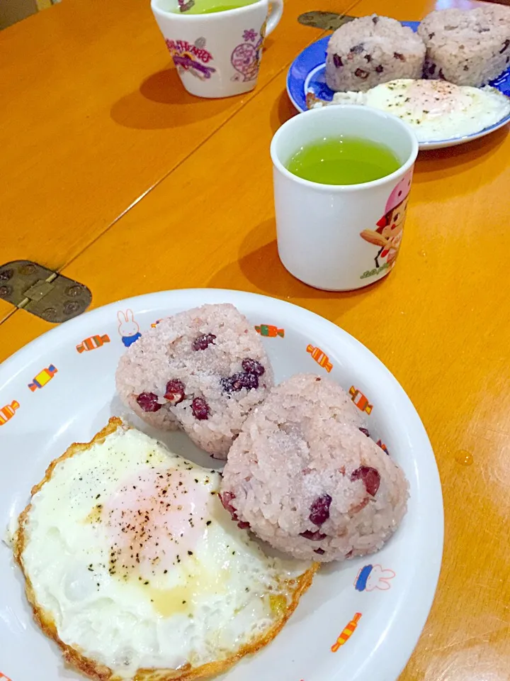 赤飯おむすび♡♡  目玉焼き🍳  お茶🍵|ch＊K*∀o(^^*)♪さん