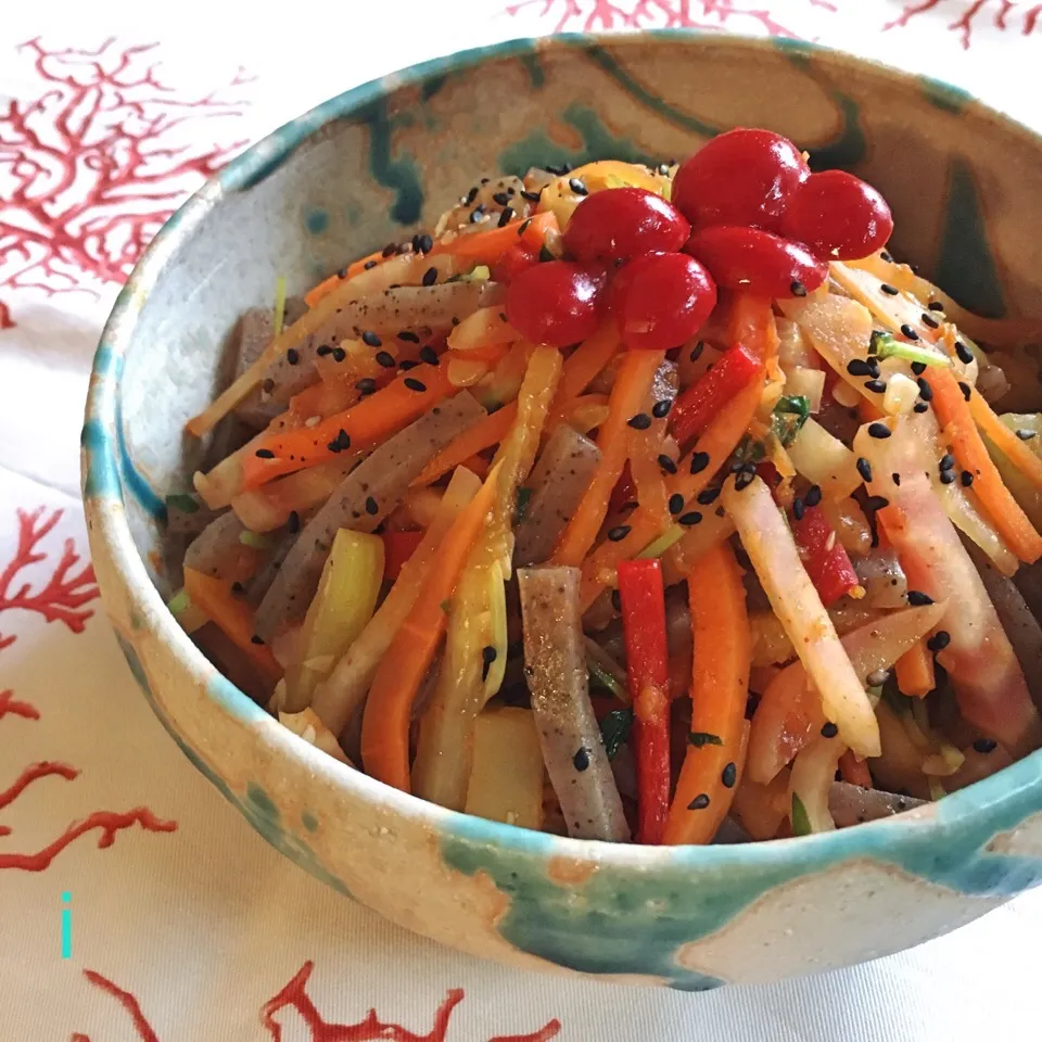 Tomoko Itoさんの料理 大根人参蒟蒻のコチュキンピラ 【Stir-fried vegetables and konjac in Korean hot pepper paste】|izoomさん