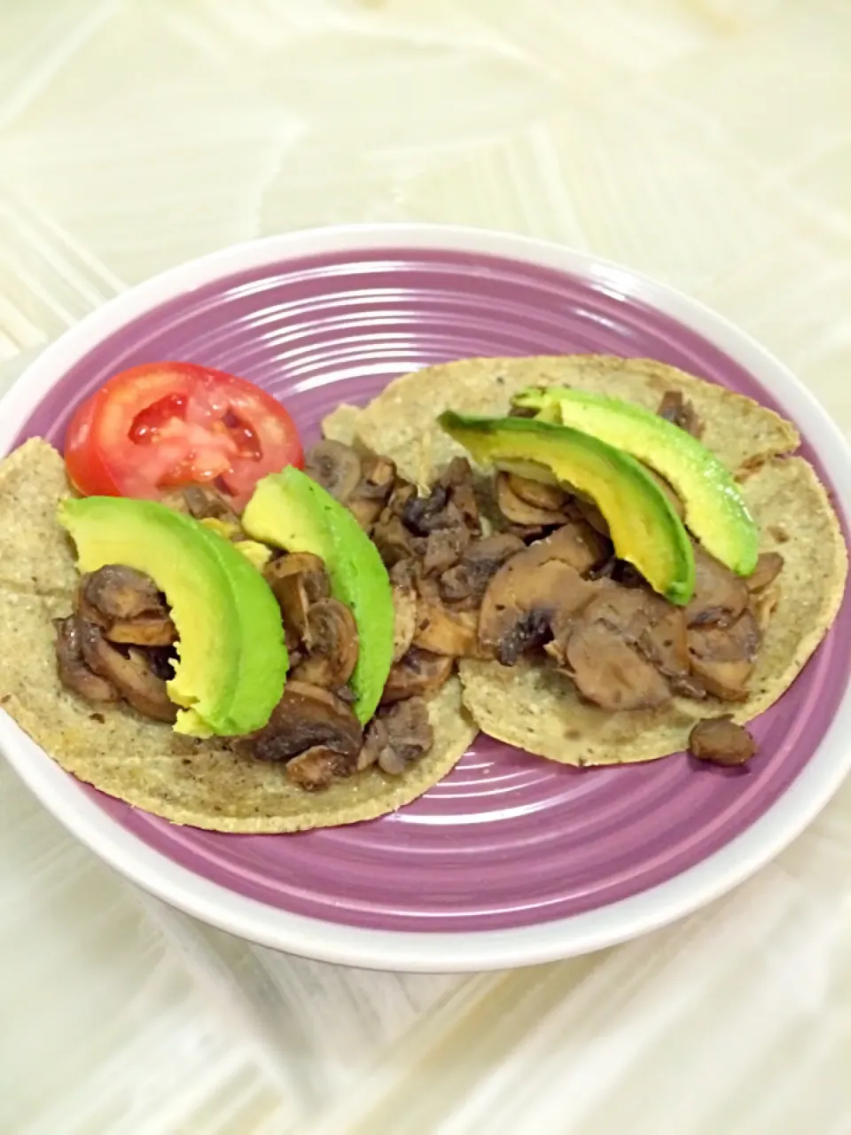 Snapdishの料理写真:Deliciosos tacos de champiñón al limón, perfecta opción para una cena ligera.|Josseline Mirandaさん