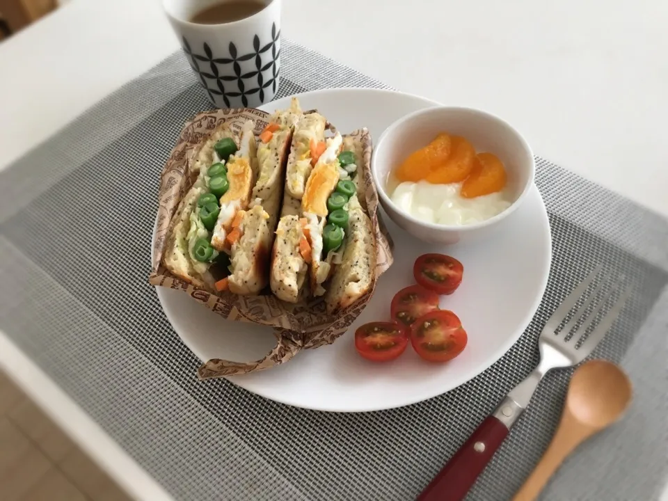 Snapdishの料理写真:主婦ランチ♪
  コストコベーグルと常備菜で沼サンド|やっこさん