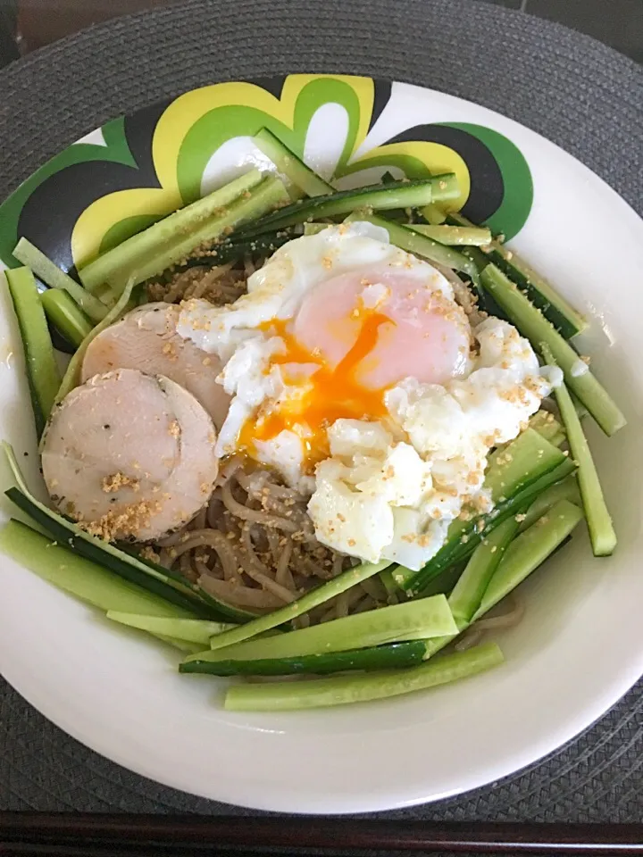 暑過ぎて…また蕎麦。今日は自家製ハムとキュウリに落とし卵のゴマだれ冷やし蕎麦。|Emi N Maruyamaさん