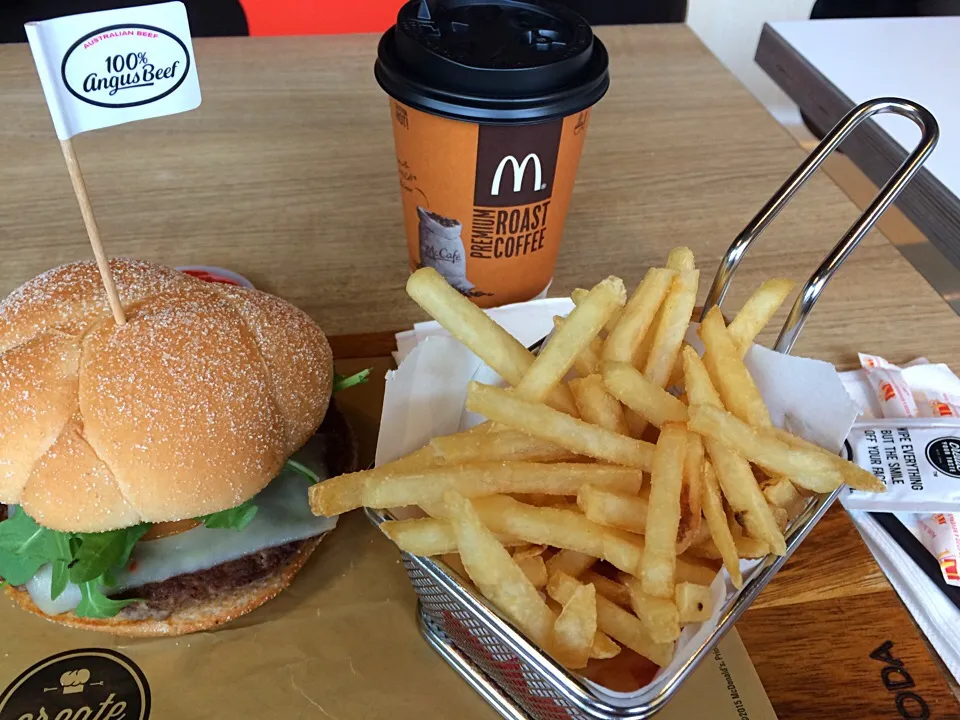 Trying out Macdonald's build-a-burger.|Ong Sor Fernさん