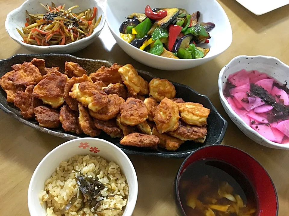 ☆今日のお夕飯☆
生姜ご飯、フライパンリレーで3品(豆腐入りチキンナゲット、夏野菜の揚げ漬け、きんぴら)、大根の梅酢漬け|横井朱里さん