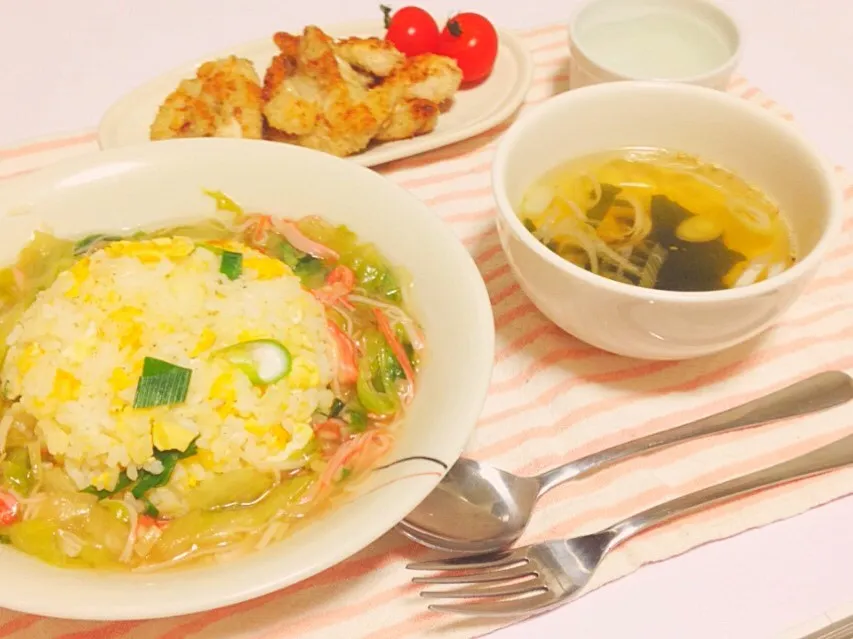 Snapdishの料理写真:カニカマあんかけチャーハン✳︎
鶏肉のコンソメパン粉焼き✳︎
わかめスープ✳︎
ももジュースゼリー✳︎|anna☺︎さん