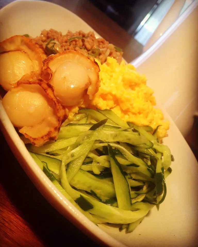 【丼ぶり】
ゴマだれ冷やし中華の予定が…帰って夕食準備中、なぜかご飯が炊かれていて(^_^;)
丼ぶりに変更。
これはこれでいいかなー|ちなみんさん