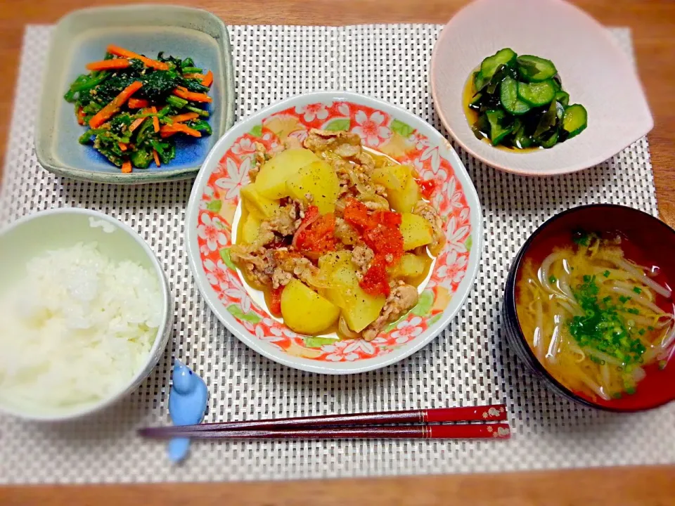 ☆トマト肉じゃが
☆ほうれん草とにんじんのごま和え
☆きゅうりとワカメの酢の物
☆お味噌汁|なべちゃんさん