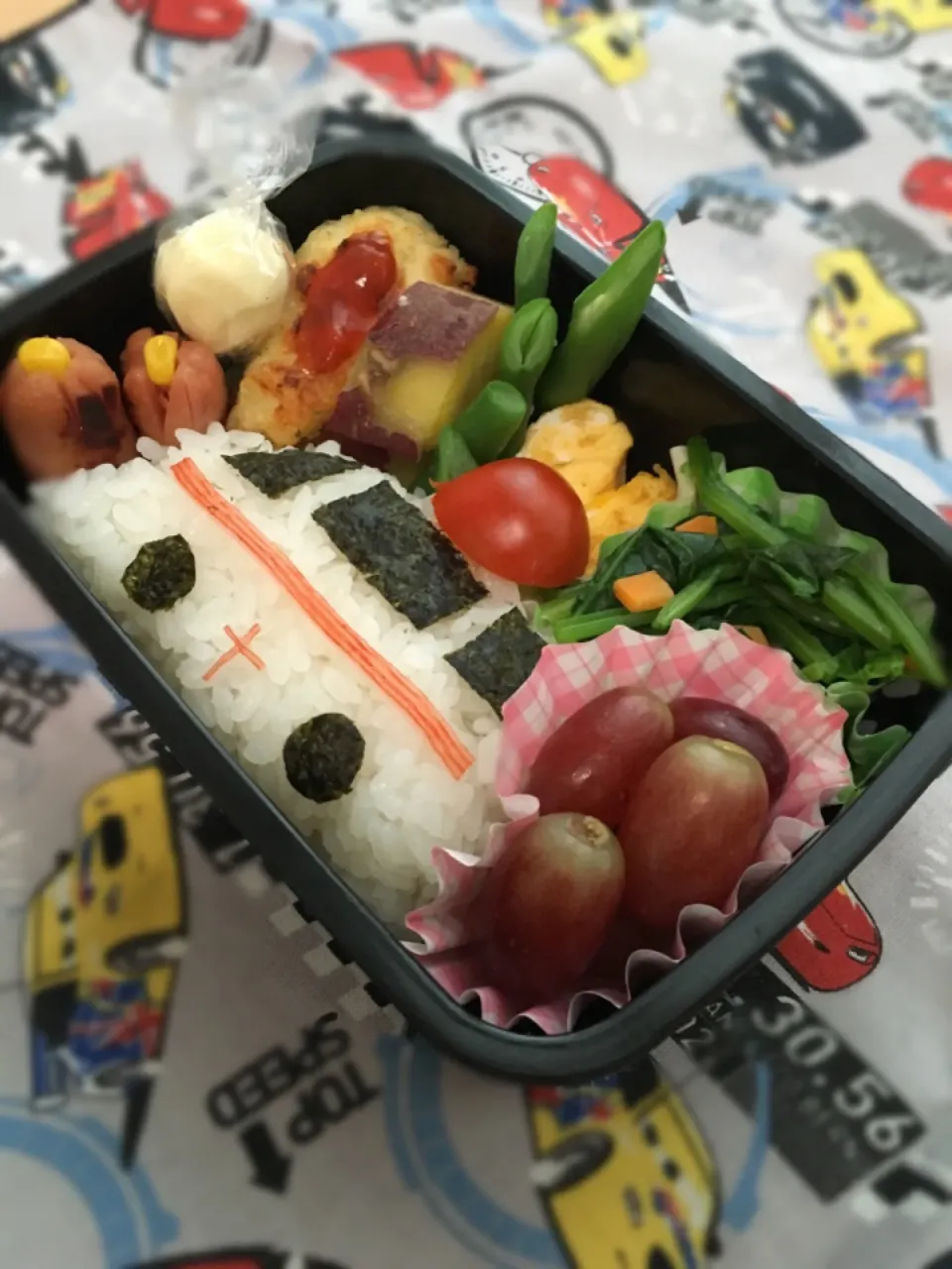 Snapdishの料理写真:年少息子の救急車弁当♪
メインおかずはチキンナゲット|やっこさん