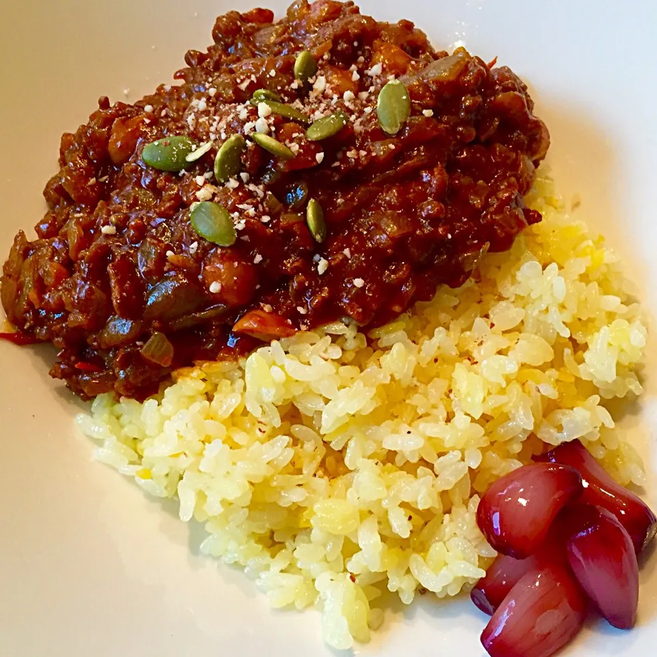 Snapdishの料理写真:ひよこ豆キーマカレー👳🏾サフランライス&らっきょうワイン漬け🍷|もとぱんさん