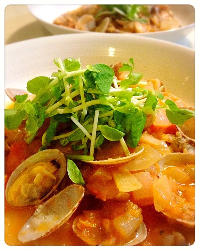 Snapdishの料理写真:アサリのトマトソース煮。Clams with tomato sauce|toyamadaさん