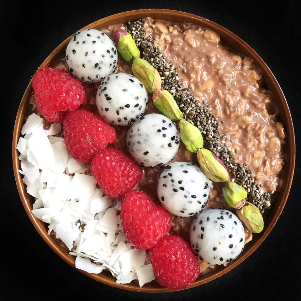 Mocha oats with fruits, coconut flakes, pistachios & chia|coxiella24さん