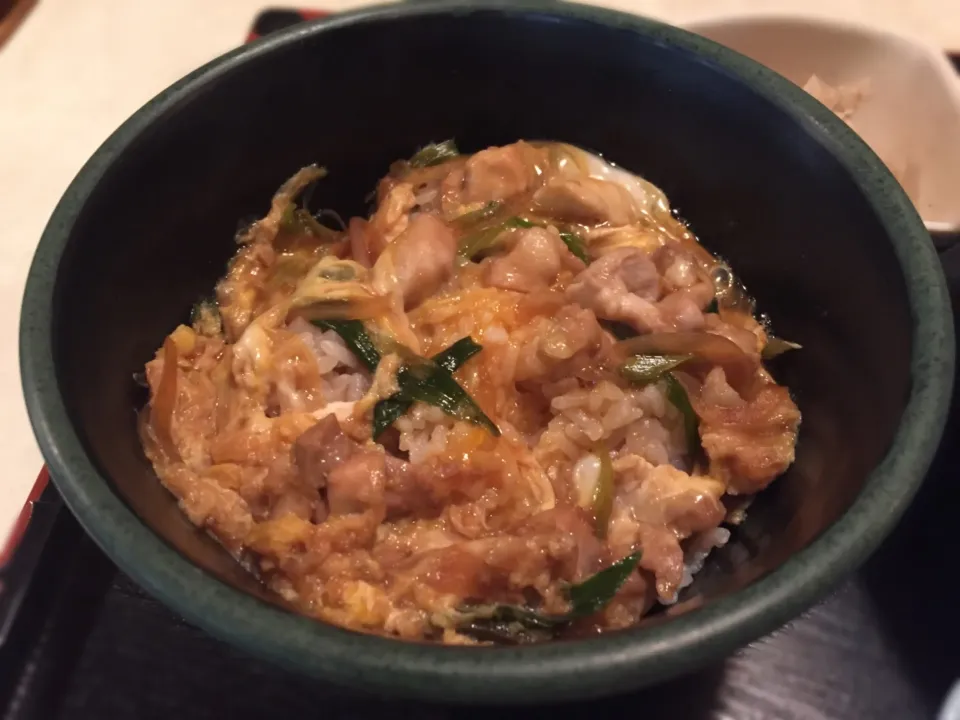 けふのお昼ご飯🐔親子丼🐣どす。しかし血圧上がりそうな激しい色だなぁ👻|にゃあ（芸名）さん