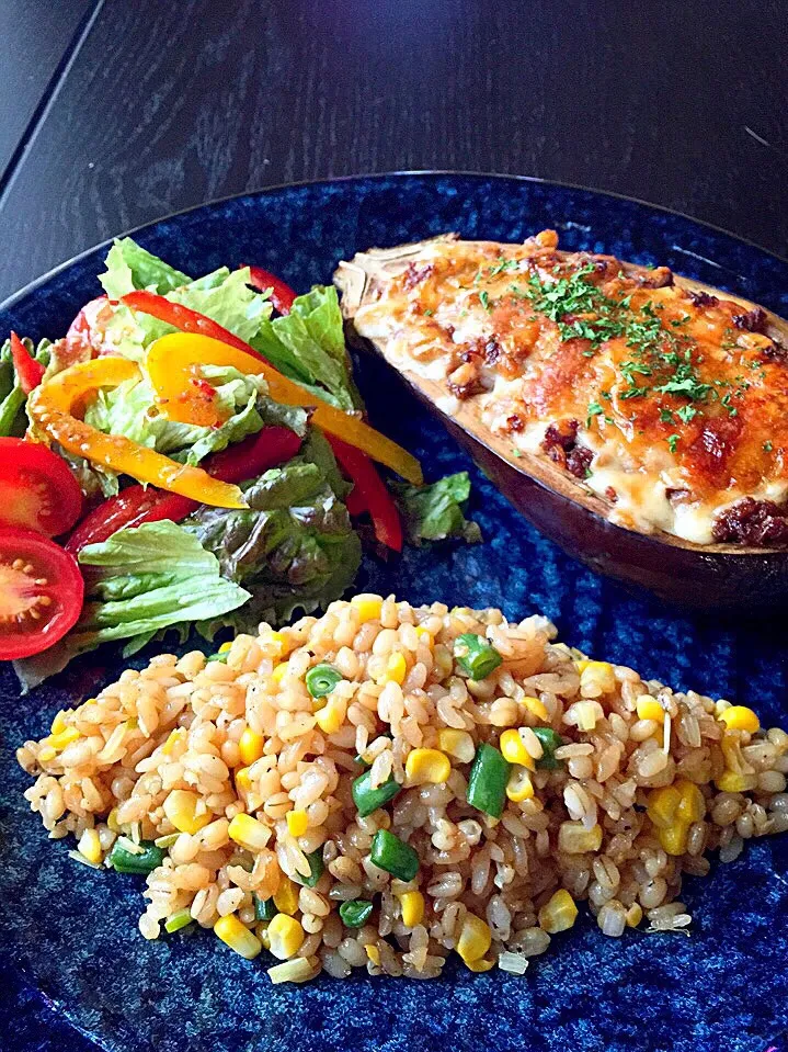 Snapdishの料理写真:⭐️とうもろこしとインゲンの焦がし醤油炒飯
⭐️米ナスの肉味噌グラタン
⭐️野菜サラダ ピリ辛胡麻ドレッシング|よっちぃさん